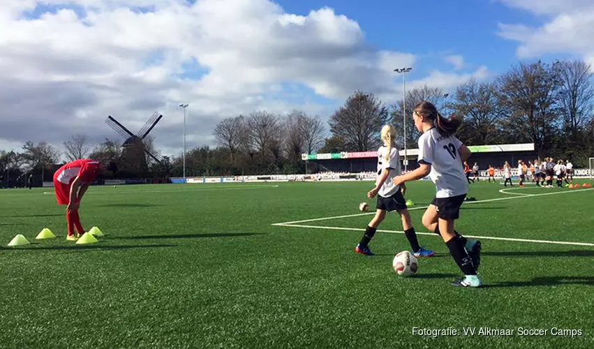 Voetbalsters VV Alkmaar trainen jonge meiden tijdens Voetbaldag