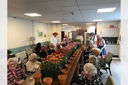 Kaasdragers delen tulpen uit in verzorgingstehuis ‘De Vleugels’