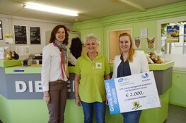 Uitreiking cheque aan Stichting Dierentehuis Alkmaar door EFK interim -management en advies