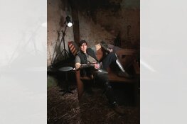 “Achter de schermen”