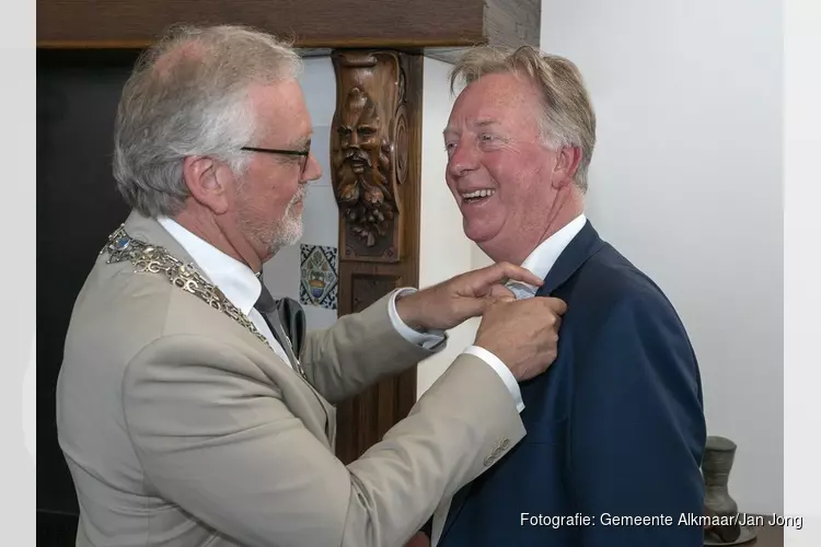 Ere-insigne in goud voor de heer R. Niele
