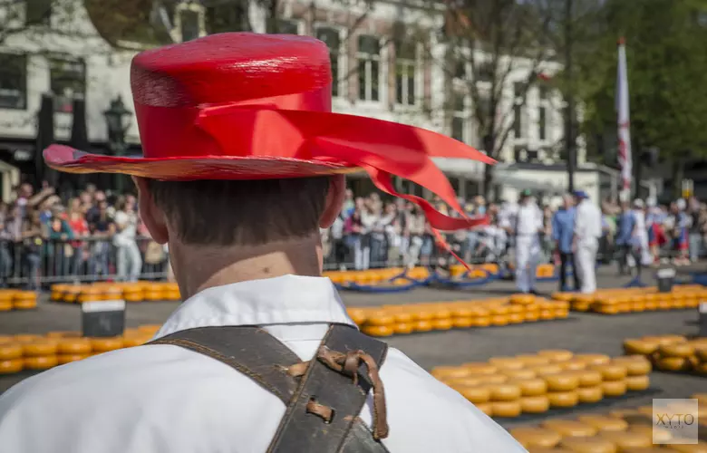 AZ-trainer John van den Brom opent samen met de selectie de Alkmaarse kaasmarkt