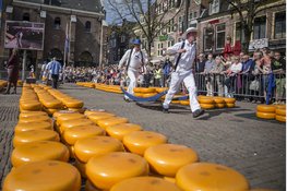 Voormalig directeur van het NIOD opent Alkmaarse kaasmarkt