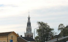 Alkmaarse Waagtoren weer getooid met opgepoetste haan