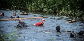 Ron Vlaar (AZ) en Nadine Broersen (WK atletiek) bij Obstacle Run Heerhugowaard