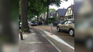 Eerste ongeluk bij net geplaatste paaltjes op Stationsweg Heiloo