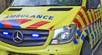 Motorrijder knalt achter op auto bij stoplicht