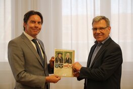 Portretten op perkament overhandigd aan Regionaal Archief