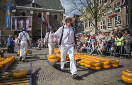 Voorzitter Wmo Raad Alkmaar opent kaasmarkt
