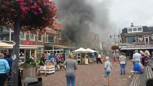 Meerdere gewonden bij zeer grote brand Egmond aan Zee
