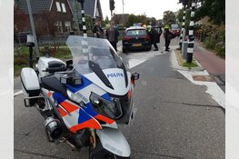 Auto rijdt op paaltje, total loss