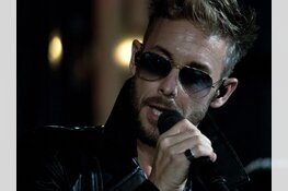 Charly Luske brengt samen met zevenkoppige band ode aan zijn popidool in TAQA Theater de Vest