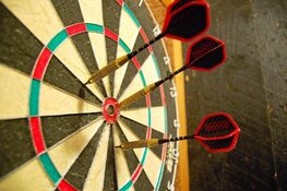 Andy Hamilton in actie op Finder Darts Masters