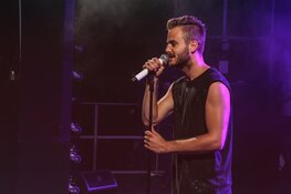 Kippenvel door optreden emotionele Jim Bakkum bij herdenking treindrama Oss