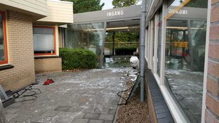 Auto rijdt wachtkamer binnen