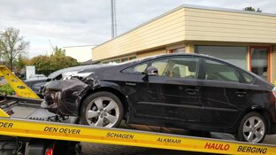 Auto rijdt wachtkamer binnen