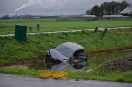 Twee auto&#39;s te water bij ongeval Oterleek