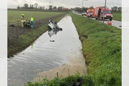 Twee auto&#39;s te water bij ongeval Oterleek