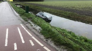Twee auto&#39;s te water bij ongeval Oterleek