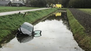 Twee auto&#39;s te water bij ongeval Oterleek