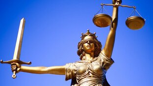 Tien jaar cel en tbs voor man (44) die vriendin doodstak en in Alkmaardermeer dumpte