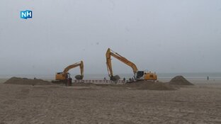 Meerdaagse klus gestart om datakabel uit strand van Egmond te verwijderen