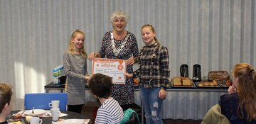 Kinderen brengen burgemeester Hetty Hafkamp ontbijtje