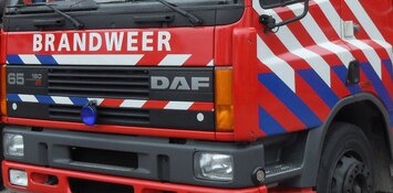 Sierlantaarn zet carport in brand