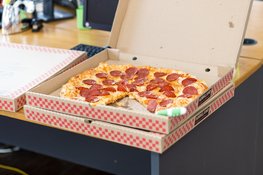 Viertal berooft jongen (15) van portemonnee en pizza's