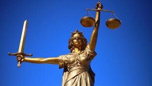 Celstraf en beroepsverbod geëist tegen advocaat die mogelijk documenten vervalste