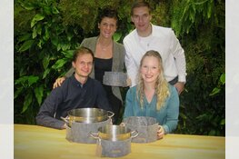 Enthousiaste studenten met een duurzaam nieuw product