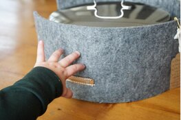 Enthousiaste studenten met een duurzaam nieuw product