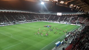 AZ overtuigend naar kwartfinale