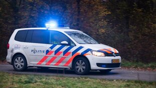 Auto tegen boom, bestuurder spoorloos