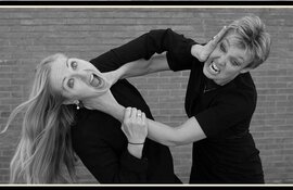 En nu…?’ soms lachwekkend, soms absurd, soms ontroerend. Fa. Buur in Schermerhorn