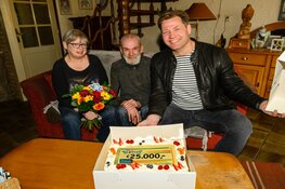 VriendenLoterij-ambassadeur Dennis van der Geest verrast inwoner De Rijp met 25.000 euro