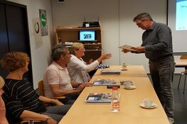 Raadslid reikt certificaten uit aan taalvrijwilligers