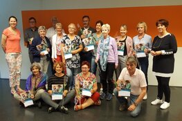 Raadslid reikt certificaten uit aan taalvrijwilligers