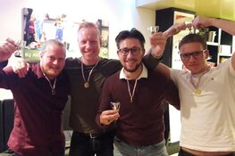 Alcmaria Victrix zaterdag 1: Lolbroeken in een voetbalshirt