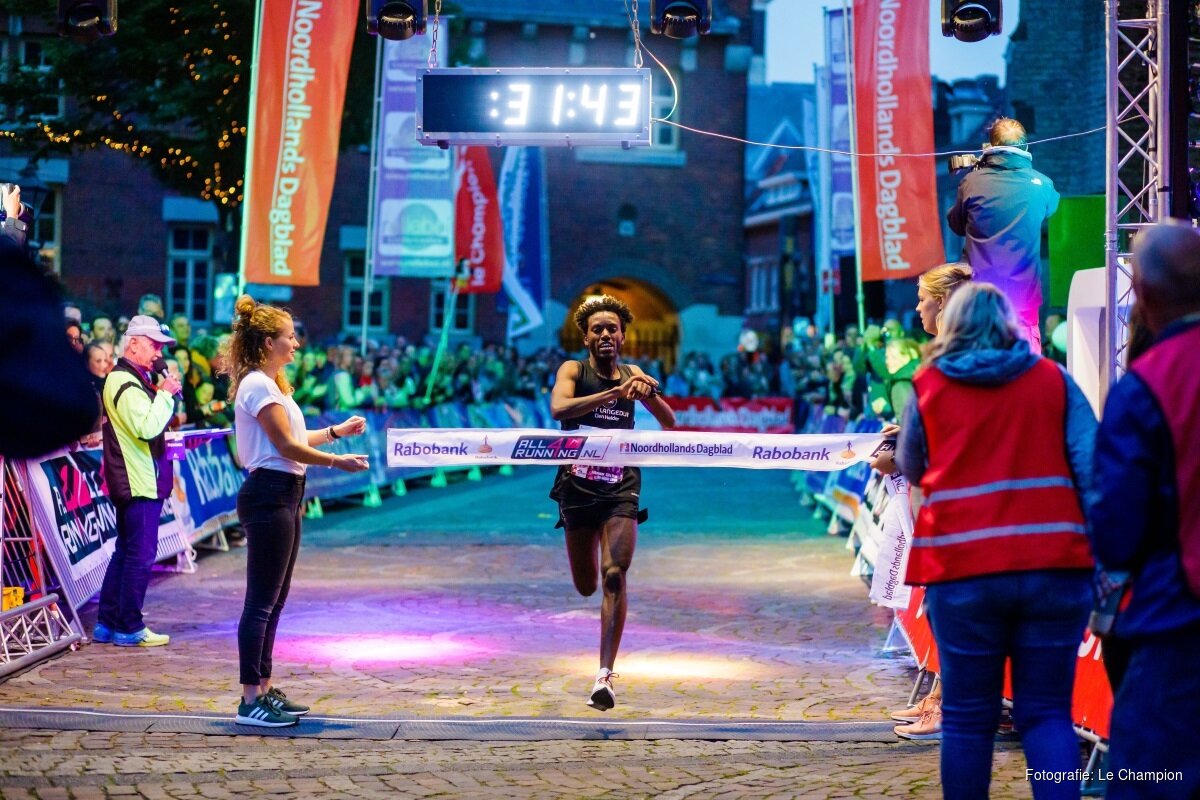 Binnenstad Alkmaar één grote dansvloer tijdens Alkmaar City Run by night