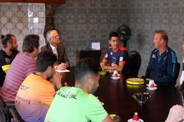 Deelnemers padeltoernooi openen kaasmarkt