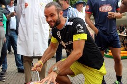 Deelnemers padeltoernooi openen kaasmarkt