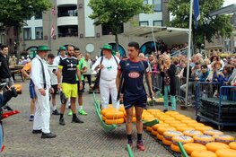 Deelnemers padeltoernooi openen kaasmarkt