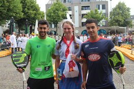 Deelnemers padeltoernooi openen kaasmarkt