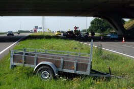Aanhanger schiet los op N242
