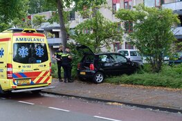 Auto in de berm aan Lombardijeweg