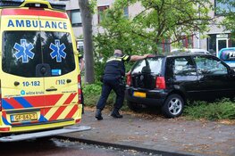Auto in de berm aan Lombardijeweg