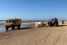 Duitse toerist uit zee gehaald en met spoed naar ziekenhuis gebracht