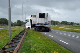 Vrachtwagen geschaard door harde wind in Bergen