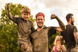 Vijftig baggervette obstakels overwinnen tijdens de major obstacle run